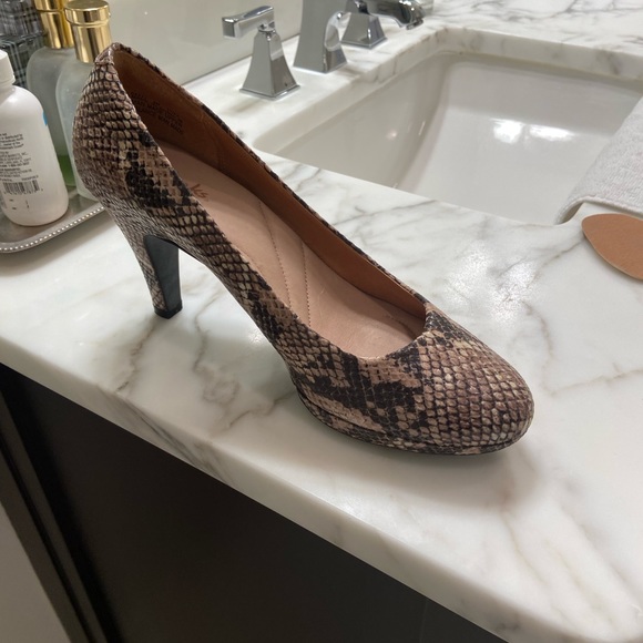 Clarks, indigo pumps, size 9, new with tags, never worn - Picture 6 of 11